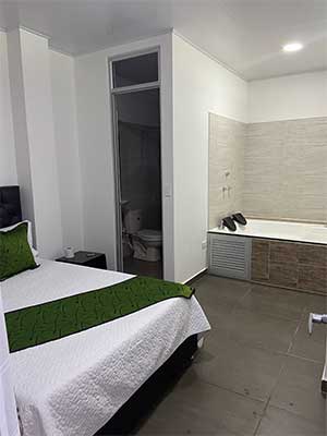 Hotel-33 habitaciones con tina